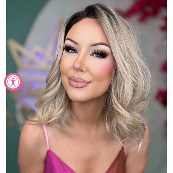 Chelsey Smith Cosmetics wig- Claire in medium blonde is a standard size - Picture 1 of 4